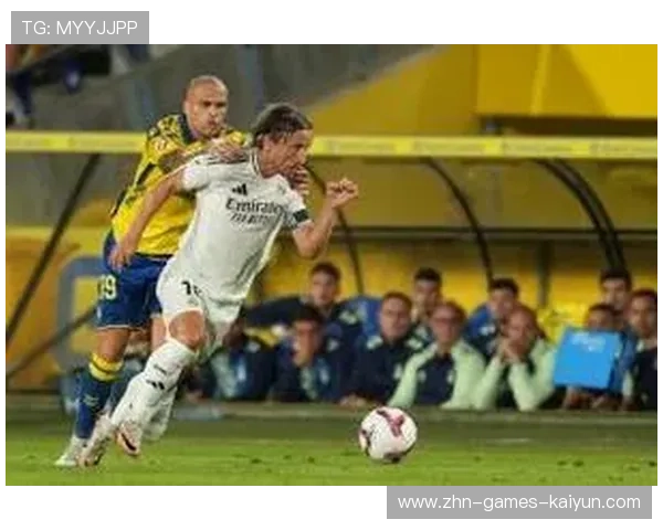 维尼修斯拉开大弧度路线晃飞后卫，皇马彻底占据主动